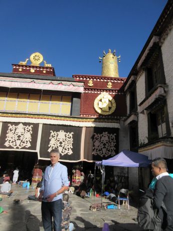 bobi at Jokhang entrance